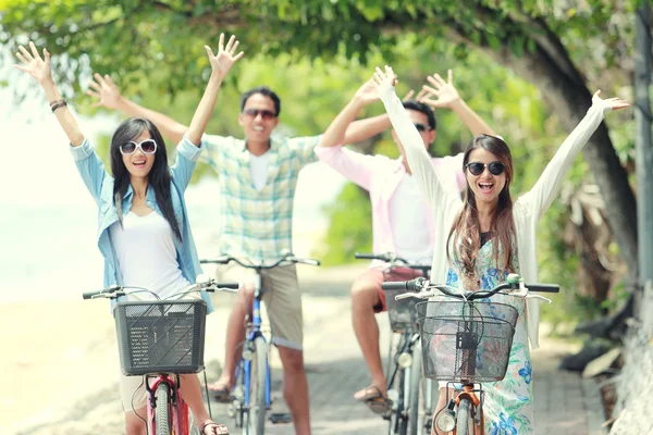 Amigos se divertindo andando de bicicleta juntos — Fotografia de Stock