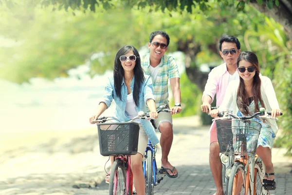 Amigos se divertindo andando de bicicleta juntos — Fotografia de Stock
