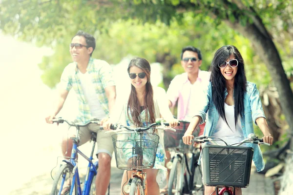 Amigos se divertindo andando de bicicleta juntos — Fotografia de Stock