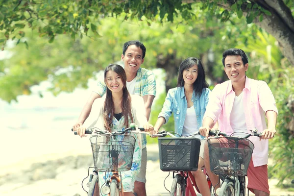 Amigos se divertindo andando de bicicleta juntos — Fotografia de Stock