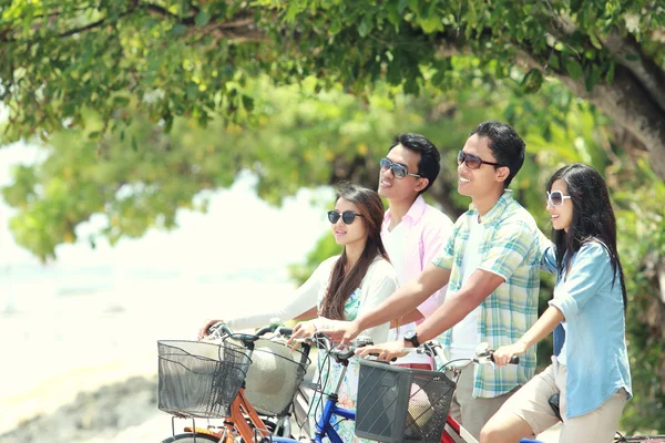 Vrienden plezier samen fiets — Stockfoto