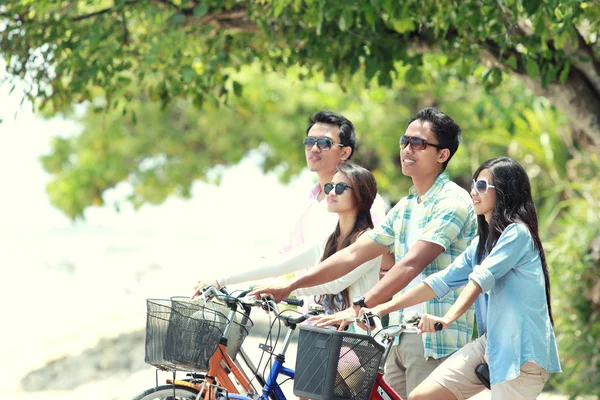Vrienden plezier samen fiets — Stockfoto