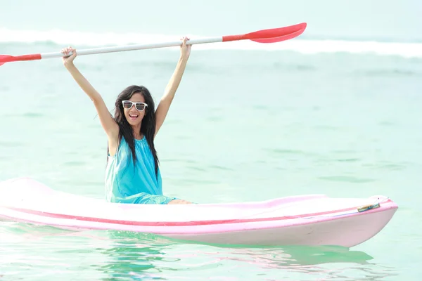 Donna divertendosi kayak — Foto Stock