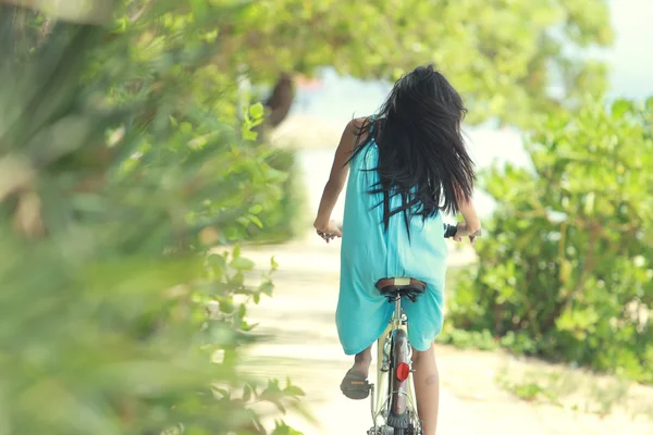 Mulher se divertindo andando de bicicleta na praia — Fotografia de Stock