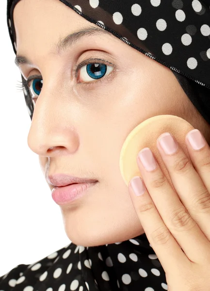 女人用棉垫脸上的粉的应用 — 图库照片