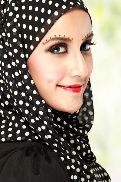 Mulher bonita com cachecol preto — Fotografia de Stock