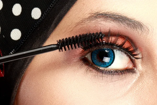 Woman applying mascara — Stock Photo, Image