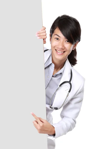Жінка-лікар тримає порожню білу дошку — стокове фото