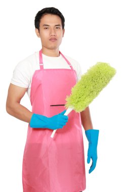 temizlik ekipmanları ile genç adam portresi