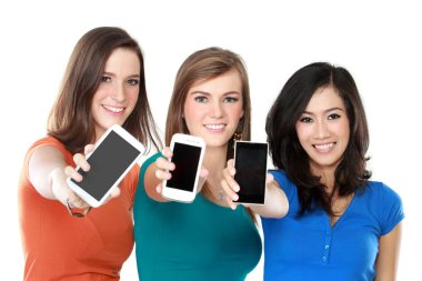 arkadaşlar cep telefonlarını gösterilen