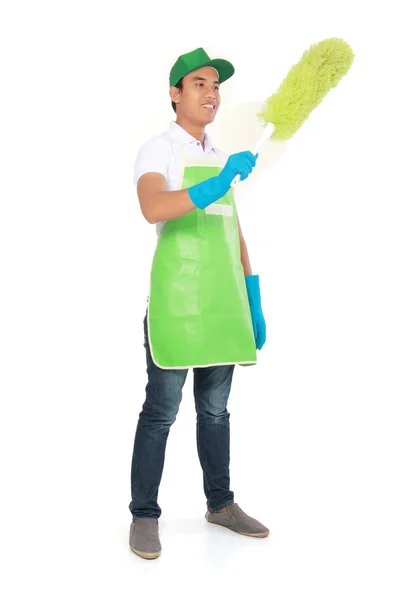 Homem limpeza usando espanador macio — Fotografia de Stock
