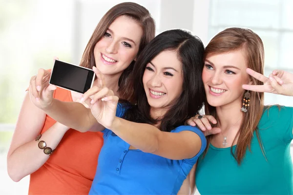 Young girl friends taking a picture of themselves — Stock Photo, Image