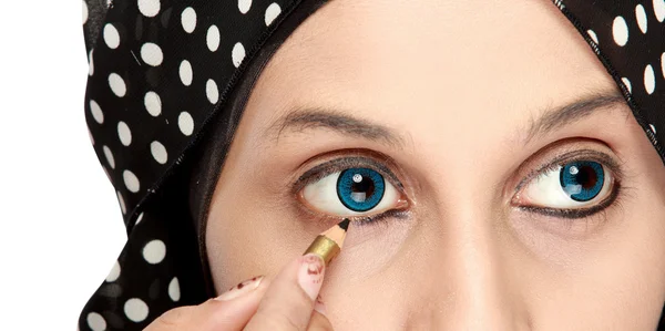 Γυναίκα εφαρμογή eyeliner — Φωτογραφία Αρχείου