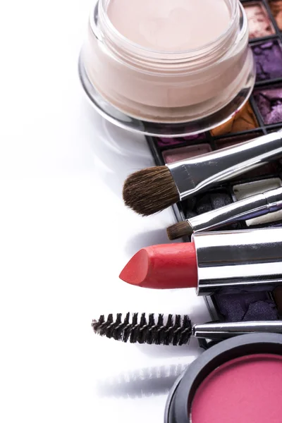 Vari cosmetici isolati su bianco — Foto Stock