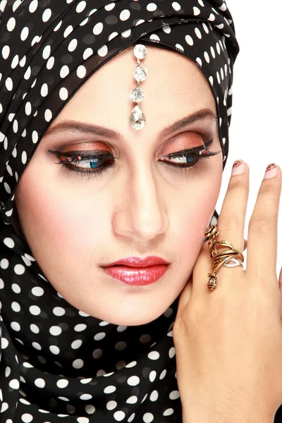 Retrato de moda de jovem bela mulher muçulmana com cicatriz preta — Fotografia de Stock