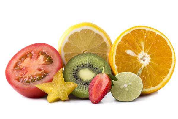 Sortiment av exotiska frukter skivad — Stockfoto