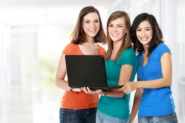 Estudante do sexo feminino aprendizagem com laptop juntos — Fotografia de Stock