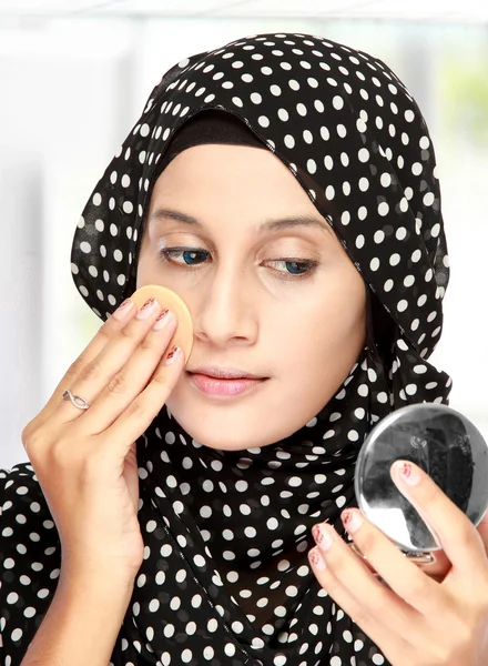 Woman with cotton pad applying face powder — Stock Photo, Image