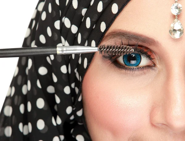 Woman applying mascara — Stock Photo, Image