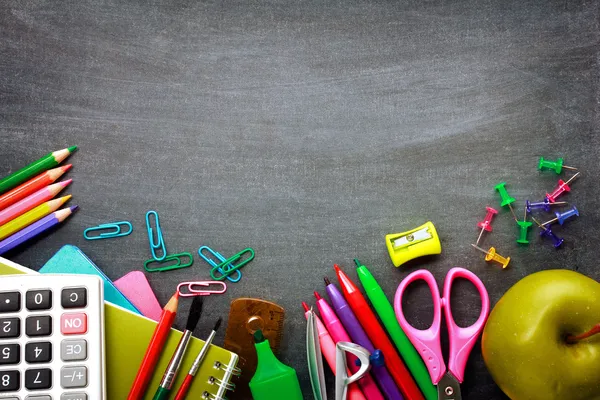 Perlengkapan sekolah di latar belakang papan tulis Stok Gambar Bebas Royalti