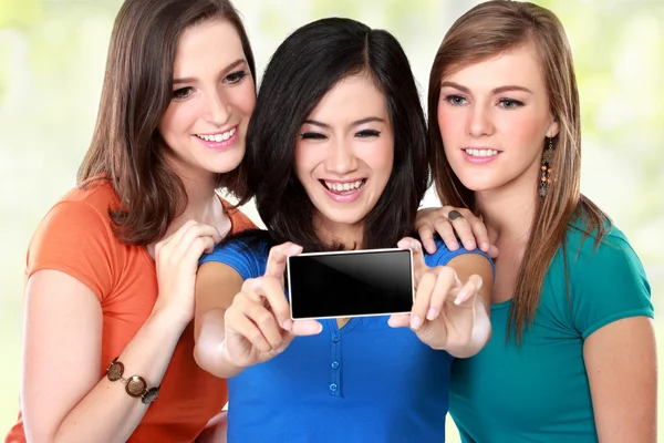 Female friends taking a picture of themselves — Stock Photo, Image