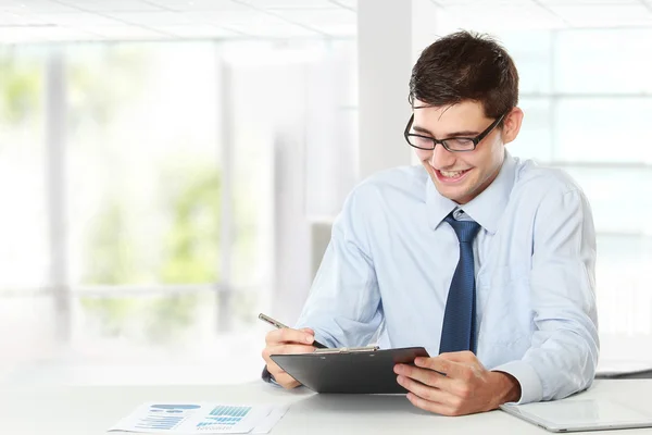 Hombre de negocios mientras trabaja — Foto de Stock