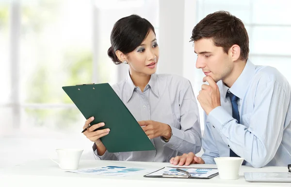 Twee mensen uit het bedrijfsleven tijdens de bijeenkomst — Stockfoto