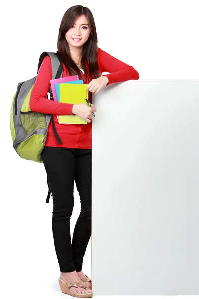 Jovem estudante feliz carregando livros com copyspace — Fotografia de Stock