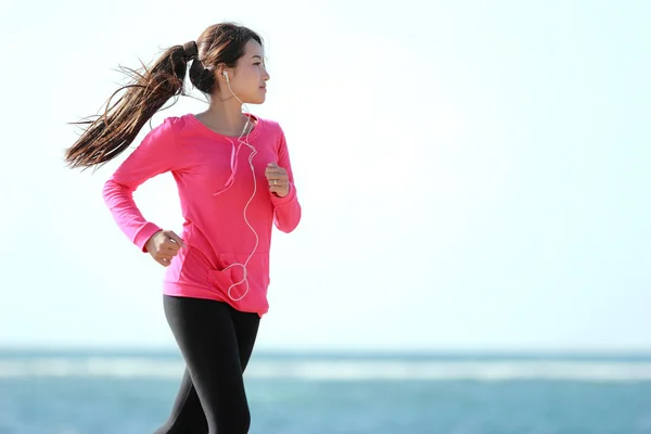 Dziewczyna biegająca po plaży — Zdjęcie stockowe