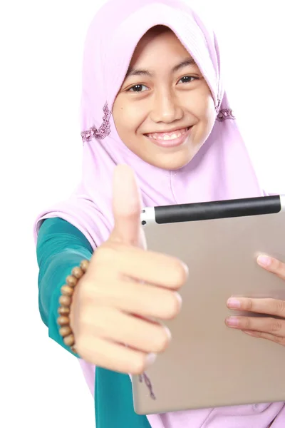 Tablet bilgisayar kullanan Müslüman kız — Stok fotoğraf