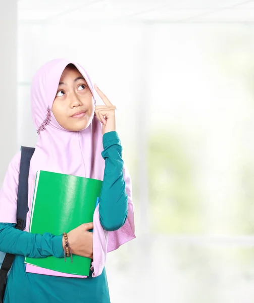 Criança muçulmana estudante pensamento — Fotografia de Stock