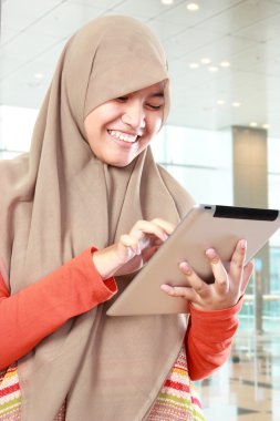 Tablet bilgisayar kullanan genç kız