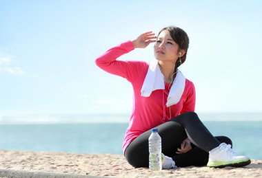 Sportif kız portresi korumak yüz güneş yanığı