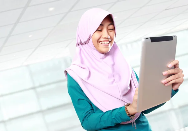 Gadis muslim menggunakan komputer tablet — Stok Foto