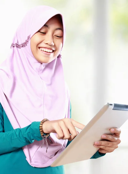 Menina muçulmana usando computador tablet — Fotografia de Stock