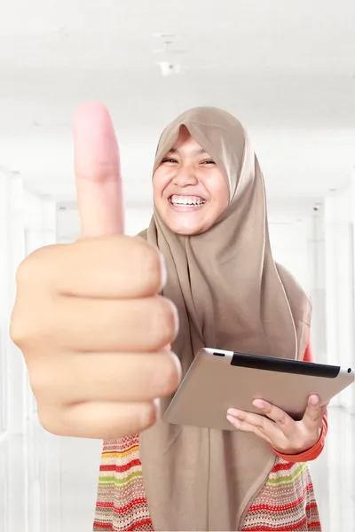 Gadis muslim menggunakan komputer tablet — Stok Foto