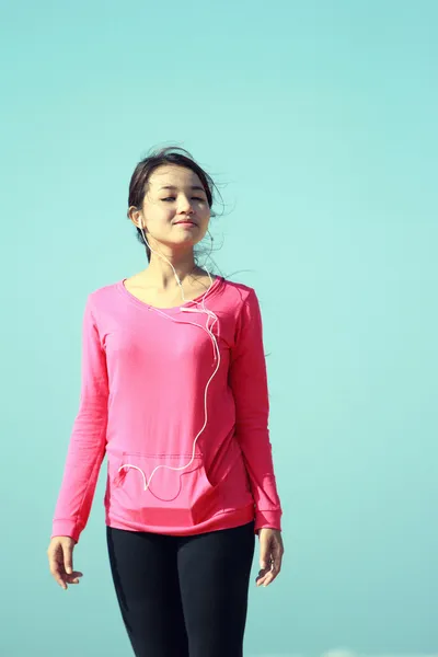 Retrato de chica deportiva disfrutando de la luz del sol — Foto de Stock