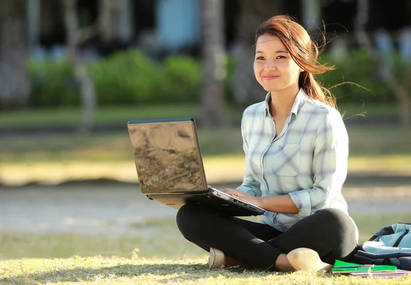 Student zitten met laptop — Stockfoto