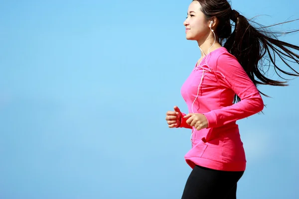 Chica corriendo en la playa —  Fotos de Stock