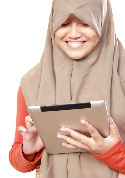 Jong meisje met behulp van tablet computer — Stockfoto