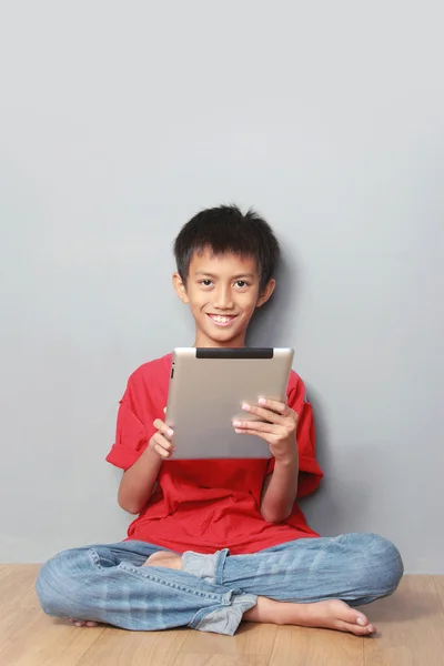 Enfant utilisant une tablette — Photo