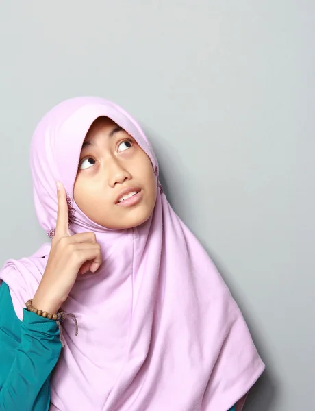 Muslim gadis muda berpikir — Stok Foto