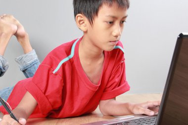 Çocuk kitapları ve dizüstü bilgisayar ile eğitim