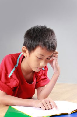 genç çocuk yerde eğitim