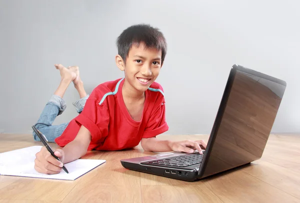 Kind benutzt Laptop — Stockfoto