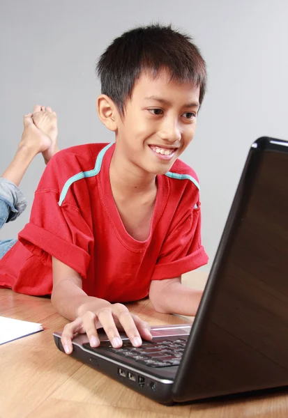 Kind benutzt Laptop — Stockfoto