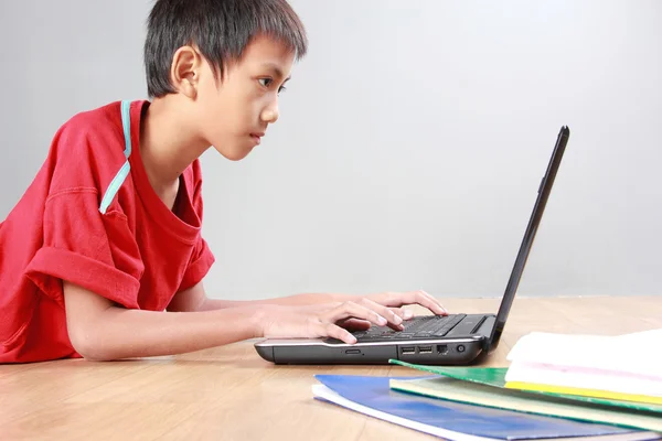 Kid using laptop — Stock Photo, Image