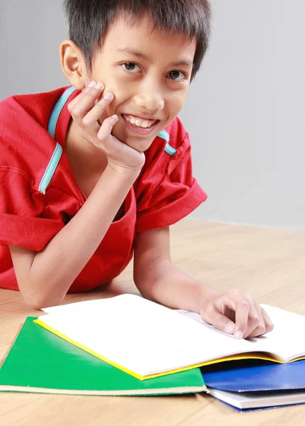 Kid leesboek op de verdieping — Stockfoto