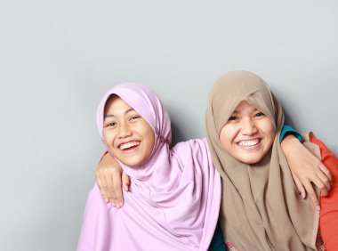 iki genç Müslüman çocuk