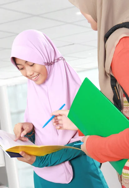 Studente musulmano bambino discutendo qualcosa in biblioteca — Foto Stock